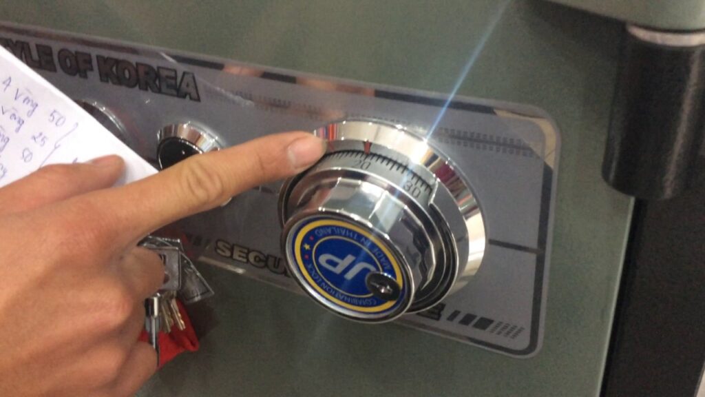 Gọi thợ mở khóa két sắt tại nhà khi gặp những trường hợp sau - Đối với két sắt cơ