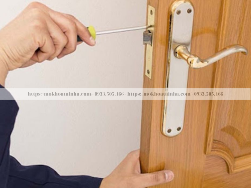 sua-khoa-tai-nha-quan-1