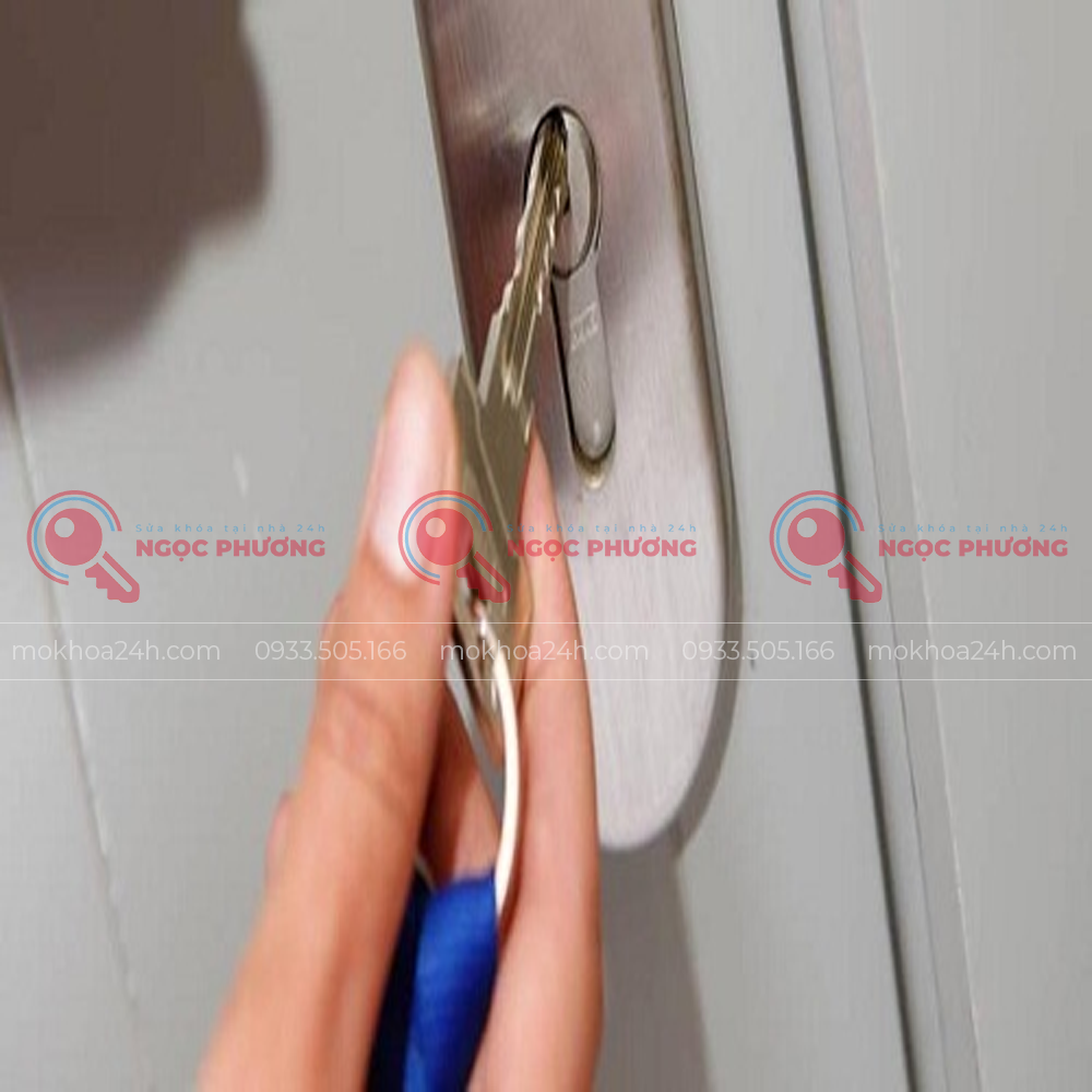 Cách mở ổ khóa bị kẹt đơn giản. 6 o khoa ket 2