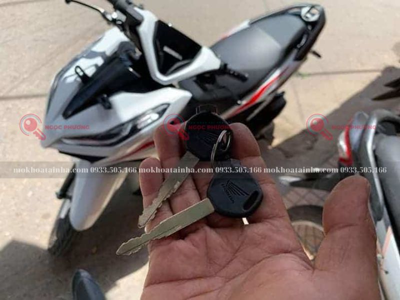 Sửa khóa xe máy tại nhà cấp tốc 4 mokhoatainha.com 1 1